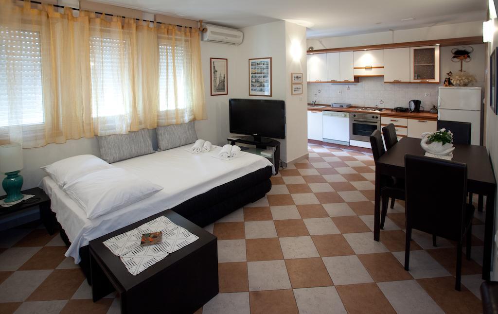 Ideal Location Split Apartments Camera foto